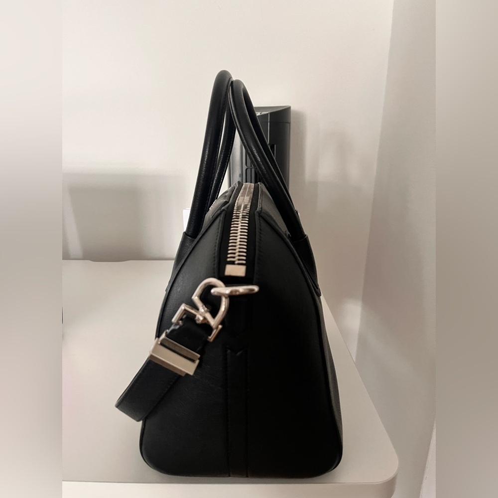 GIVENCHY Sugar Goatskin Small Antigona Black - Picture 4 of 6